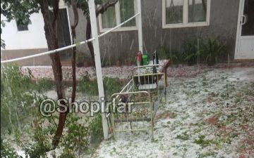 В Наманганской области в разгар лета выпал град размером с камень 