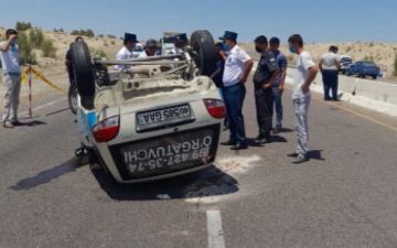 В Бухарской области «Матиз» врезался в ограждение и перевернулся