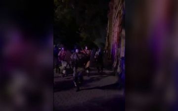 На сквере Амира Темура ближе к полуночи собралось около 200 человек: в ГУВД разъяснили ситуацию 