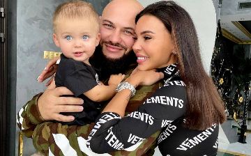 «В нокдаун»: Джиган случайно ударил своего маленького сына боксерской грушей - видео