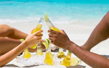 Смертность возрастает: врач-нарколог рассказал о вреде алкоголя в жаркую погоду