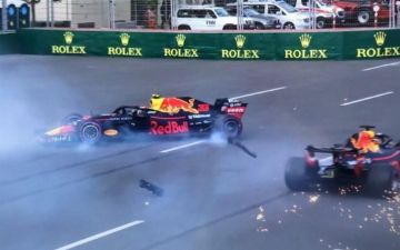 Показываем видео жуткой аварии Ферстаппена на Формуле-1 на Гран-при Великобритании . Пилот попал в больницу