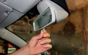 Рассказываем о малоизвестной, но полезной функции салонного зеркала заднего вида