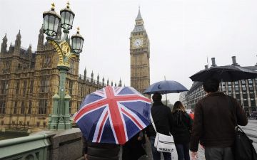 Британское правительство снимает коронавирусные ограничения на фоне роста заболеваемости