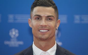 Фотография Криштиану Роналду с его возлюбленной в обтягивающем платье собрала 4 миллиона лайков за час