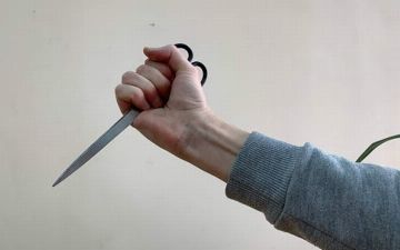 В Сурхандарьинской области двое братьев напали с ножницами на двух девушек, изрезав им одежду и отрезав волосы 