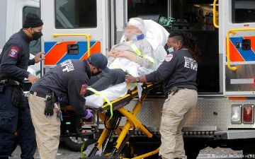 Инфекционист заявил, что США борется с пандемией в неправильном направлении движения