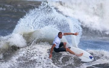 Пять лет назад не умел ходить: на Олимпиаде выступил необычный серфингист из Австралии 