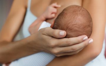 Врач объяснила, передаются ли ребенку антитела к COVID-19 через грудное молоко