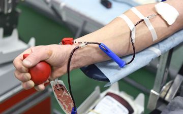 Названы сроки, когда можно сдавать кровь привитым и переболевшим COVID-19