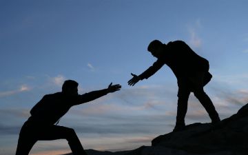 Как научиться просить и принимать помощь без страха, что вас посчитают глупым человеком