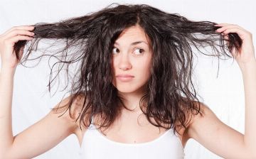 Парикмахер призвала мыть волосы раз в восемь недель и вызвала споры в сети