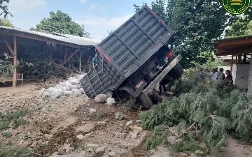 В Андижанской области грузовик влетел в Lacetti и перевернулся