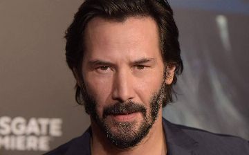 Киану Ривз был замечен в Берлине под дождём в перерыве между съемками фильма «Джон Уик 4» — фото