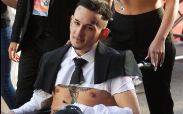 Моргенштерн помог знакомому парню-инвалиду и подарил инвалидную коляску, на которой артист приезжал на премию МУЗ-ТВ