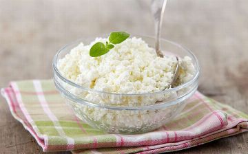 Диетолог объяснила опасность ежедневного употребления творога