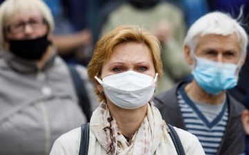 Ученые сообщили, что заразиться «короной» можно при разговоре: как обезопасить себя?