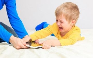 Специалист рассказал, с какого возраста ребенку можно давать телефон