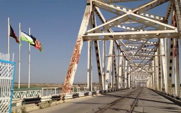 Жители Афганистана придумали необычный способ официально пересечь границу Узбекистана