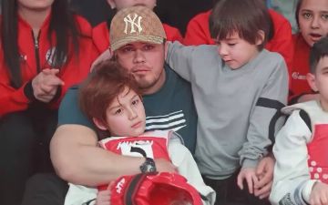 Сыновья недавно погибшего бойца Мурода Хантураева получили свои пояса по тхэквондо - видео