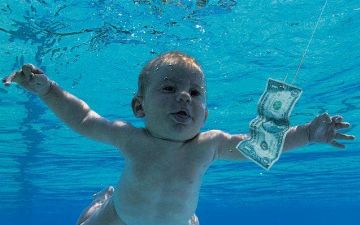 Младенец с обложки альбома Nirvana подал в суд на группу