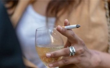 Врач рассказал о вреде курения и употребления алкоголя при коронавирусе