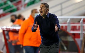 Главный тренер клуба, пробившегося в Лигу Европы, вышел к журналистам без одежды - фото