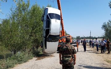 В Намангане спасатели вызволили водителя упавшего в канал