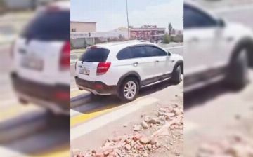 Служебный автомобиль хокима Нурафшана припарковался прямо на пешеходном переходе 