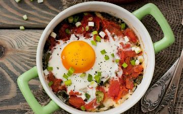 Как приготовить вкусную яичницу с помидорами и шпинатом, запеченную в духовке