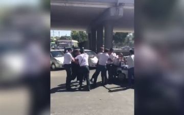 В Ташкенте мужчина полез в драку с сотрудником ДПС, препятствуя составлению протокола