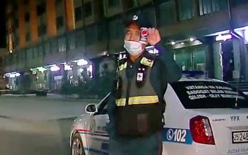 Сотрудники ГАИ в Джизакской области во время рейда вместо алкотестера использовали одноразовый стакан – видео