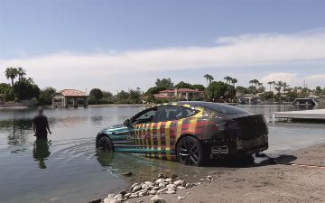 Американский блогер проехал на Tesla Model S Plaid под водой: это следует увидеть