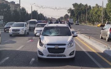 В Андижанской области «Спарк» сбил двух пешеходов на переходе - видео