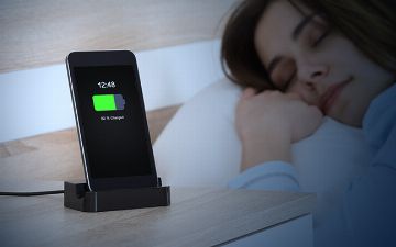 Куда положить телефон на ночь? Рассказал эксперт