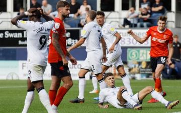 В Англии игрок пнул соперника и получил всего лишь желтую карточку 