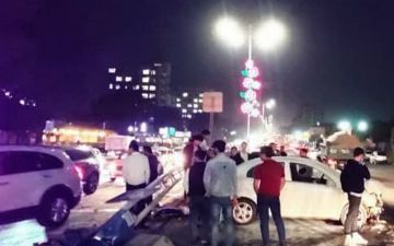 ДТП по-чиланзарски: водитель «Нексии» снёс светофор, который потом рухнул на крышу «Каптивы» - видео