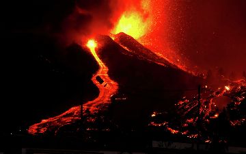 Лава на Канарах разрушила около ста домов - видео