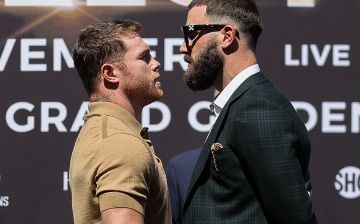 Сауль Альварес и Калеб Плант устроили драку во время битвы взглядов - видео 