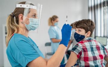 В центре имени Гамалеи создали вакцину для подростков