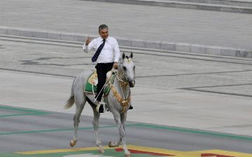 Президент Туркменистана верхом на лошади принял парад к 30-летию независимости республики