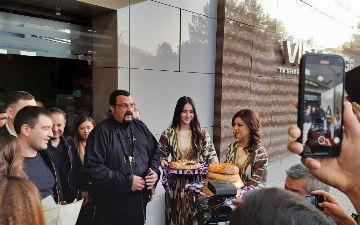 Стивен Сигал прилетел в Ташкент