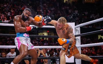 Бывший чемпион UFC сделал тату ради повторного боя с блогером - фото<br>