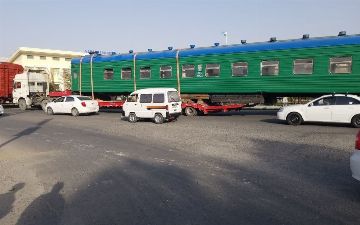 На одной из улиц Самарканда заметили вагон поезда, перекрывающий движение автомобилей - видео