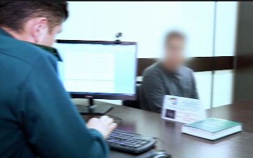 В Чирчике суд зачитал приговор мужчине, который открыл профиль в соцсети от имени Шавката Миризиёева и вымогал деньги у людей — видео