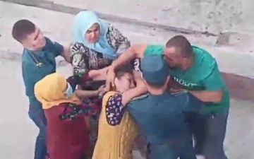 В Джизакской области соседи устроили скандал из-за того, что 8-летний ребенок вытер грязные ноги об одеяло