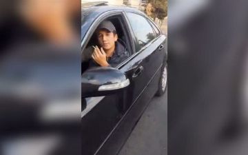 В Ташкенте водитель отказался везти мать с двумя детьми: попутно мужчина угрожал женщине, несколько раз замахнувшись на неё рукой