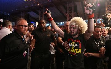 Болельщик бросился на сцену к Хабибу Нурмагомедову - видео 