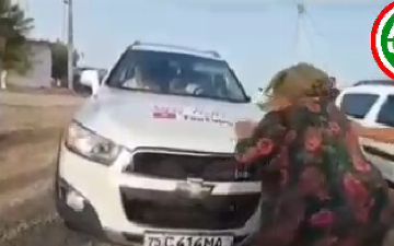 В Сурхандарьинской области жители расцеловали лотерейную машину