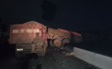 Битва титанов: в Ташобласти столкнулись два грузовика